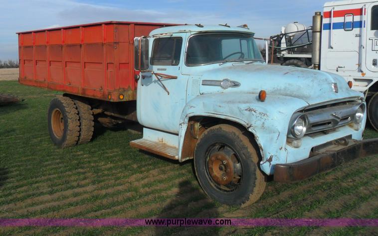 image for item AB9239 1956 Ford F700 truck