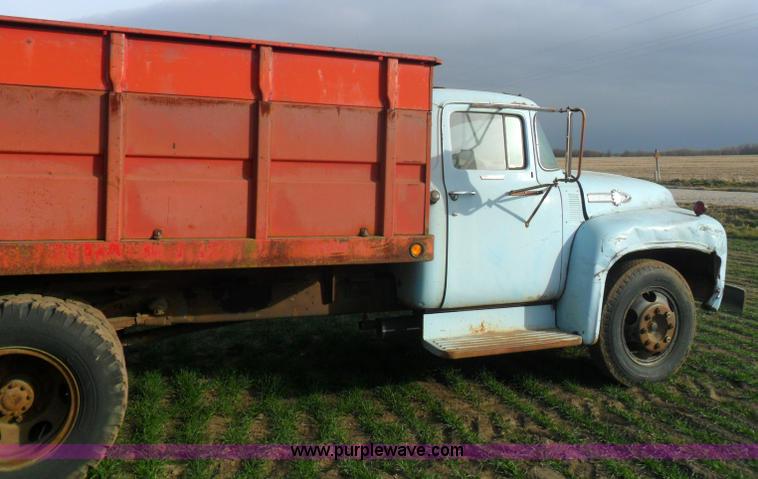 image for item AB9239 1956 Ford F700 truck