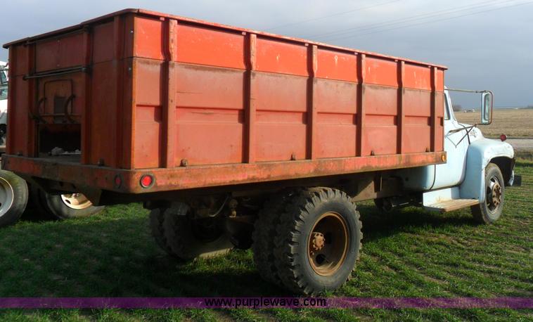 image for item AB9239 1956 Ford F700 truck