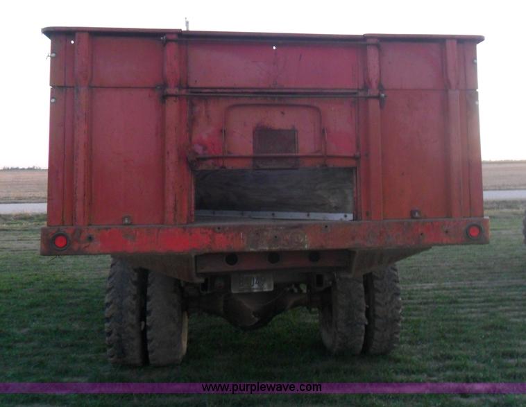 image for item AB9239 1956 Ford F700 truck