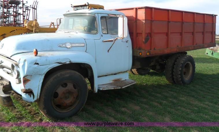 image for item AB9239 1956 Ford F700 truck