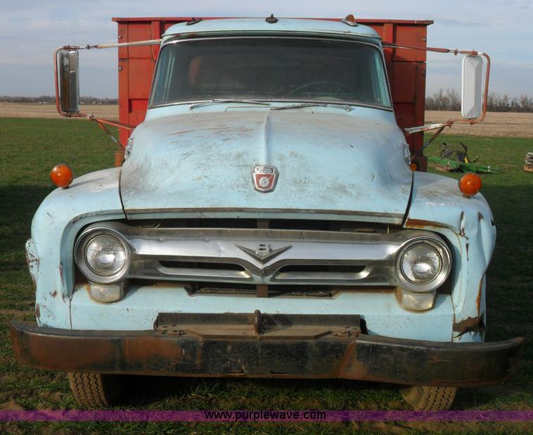 image for item AB9239 1956 Ford F700 truck