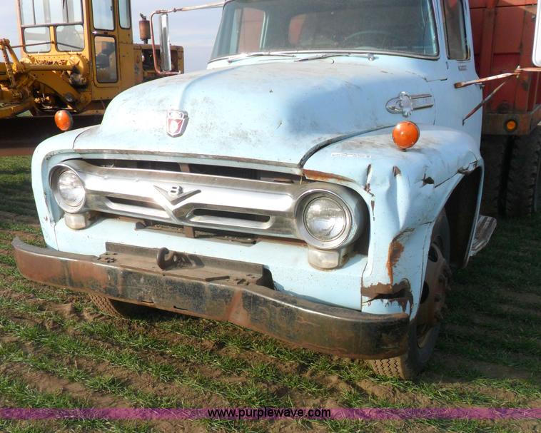image for item AB9239 1956 Ford F700 truck