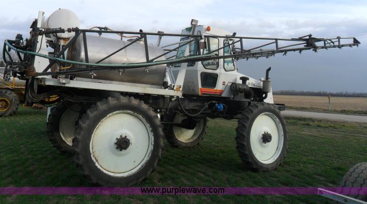 image for item AB9241 Willmar 765HT self propelled sprayer