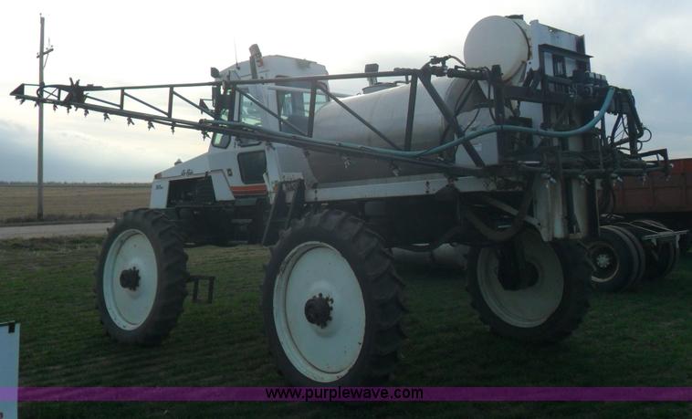 image for item AB9241 Willmar 765HT self propelled sprayer