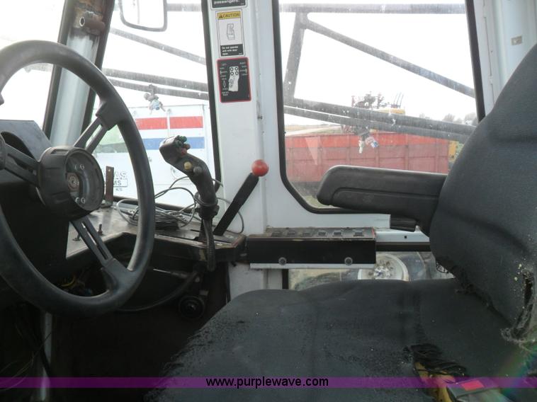 image for item AB9241 Willmar 765HT self propelled sprayer