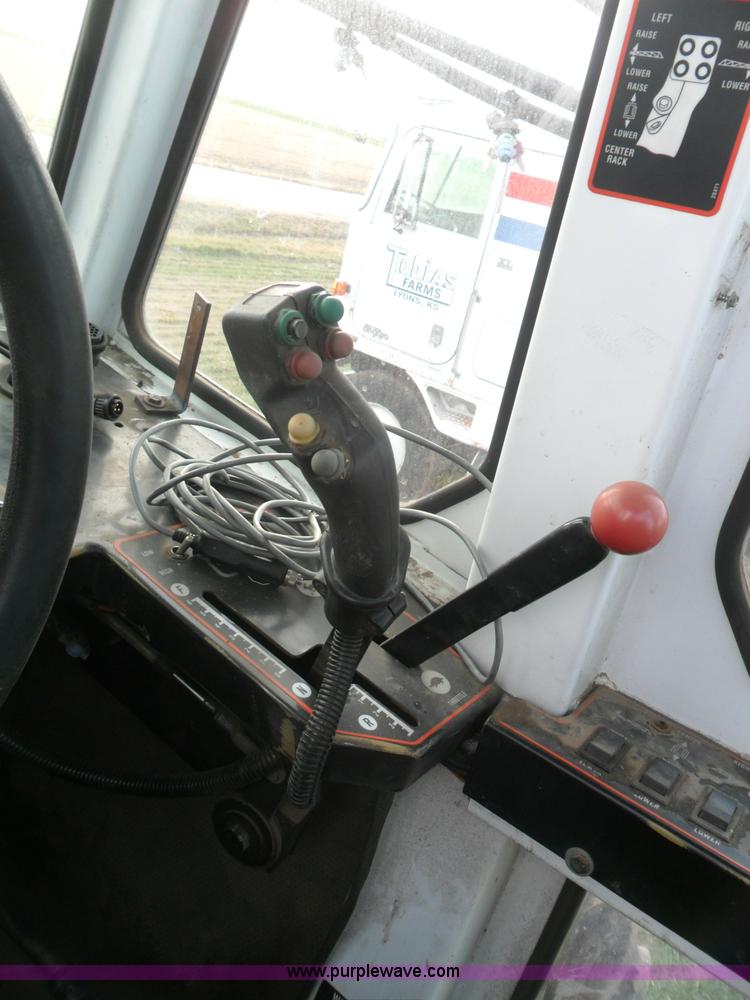 image for item AB9241 Willmar 765HT self propelled sprayer