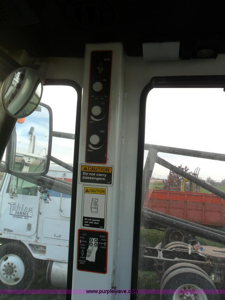 image for item AB9241 Willmar 765HT self propelled sprayer