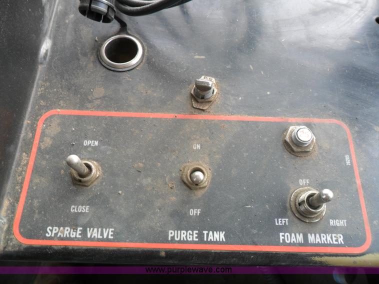 image for item AB9241 Willmar 765HT self propelled sprayer