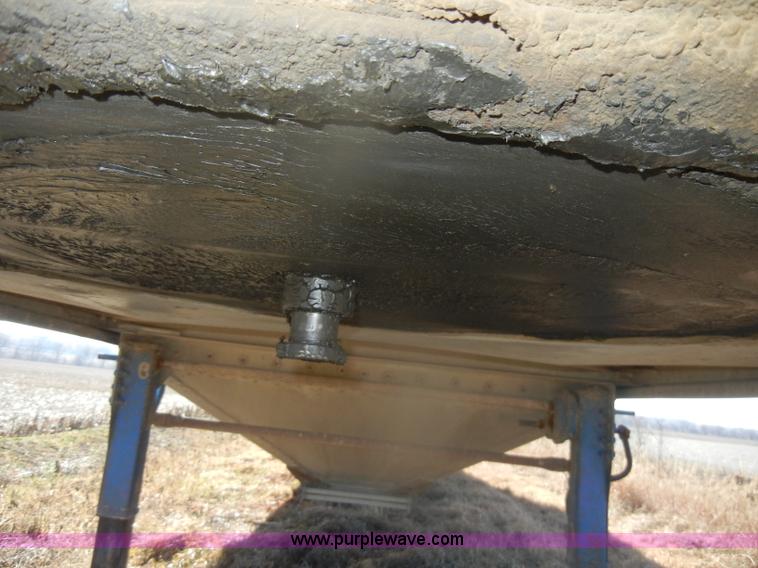 image for item D4582 1980 Guthrie double hopper grain trailer