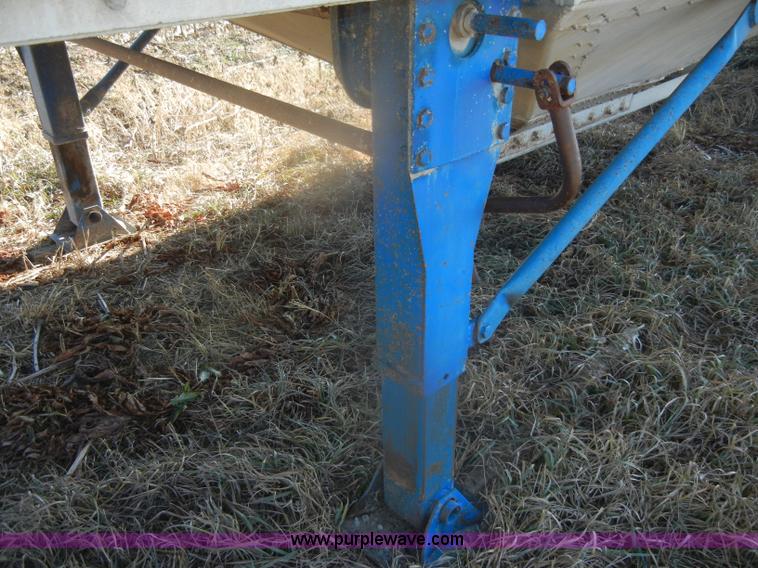 image for item D4582 1980 Guthrie double hopper grain trailer