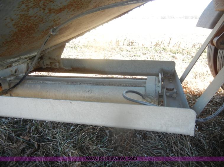 image for item D4582 1980 Guthrie double hopper grain trailer