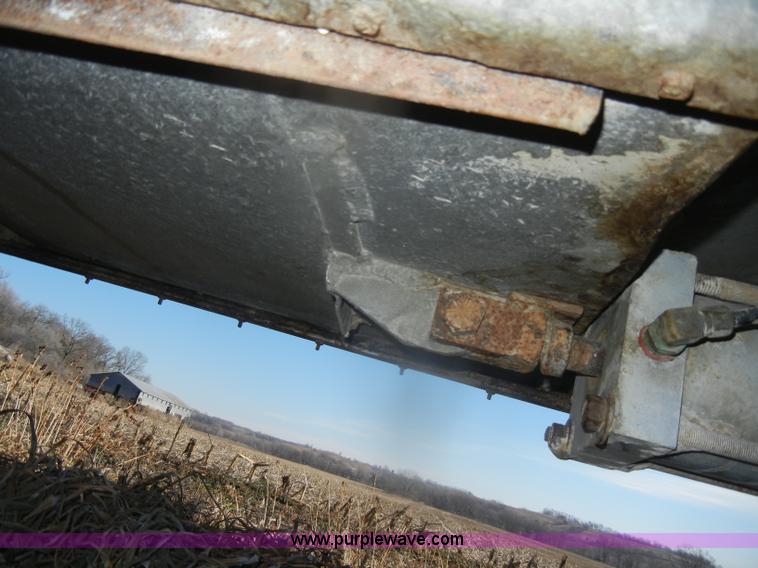 image for item D4582 1980 Guthrie double hopper grain trailer