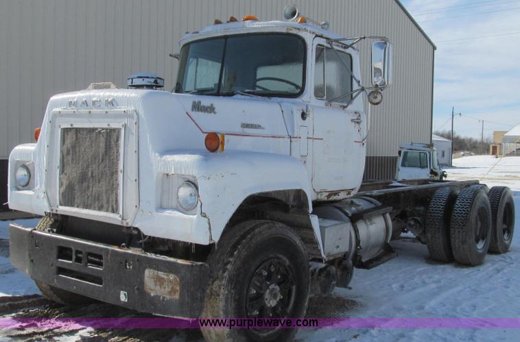 image for item E3653 1978 Mack RS600L semi truck