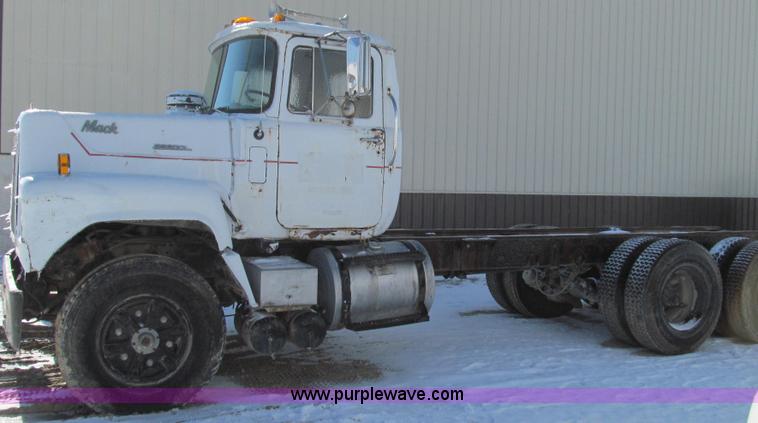 image for item E3653 1978 Mack RS600L semi truck