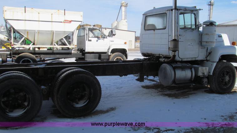 image for item E3653 1978 Mack RS600L semi truck