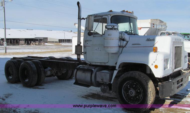 image for item E3653 1978 Mack RS600L semi truck