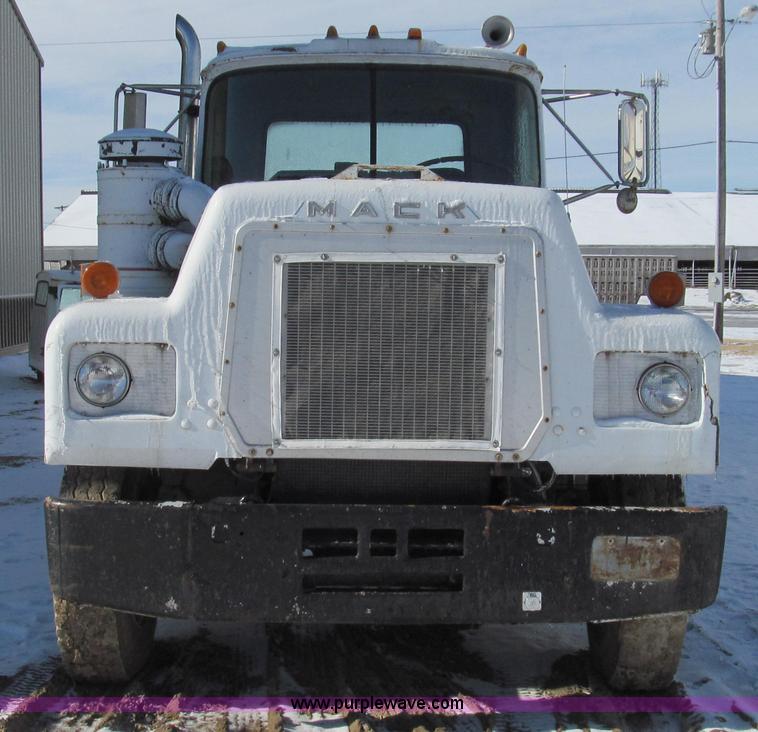 image for item E3653 1978 Mack RS600L semi truck