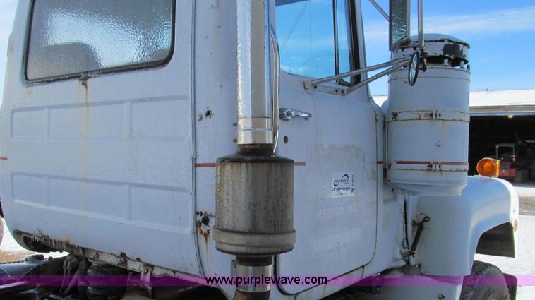 image for item E3653 1978 Mack RS600L semi truck