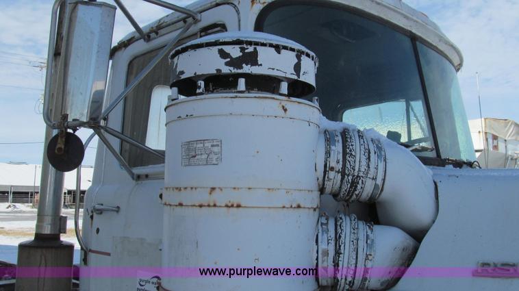 image for item E3653 1978 Mack RS600L semi truck