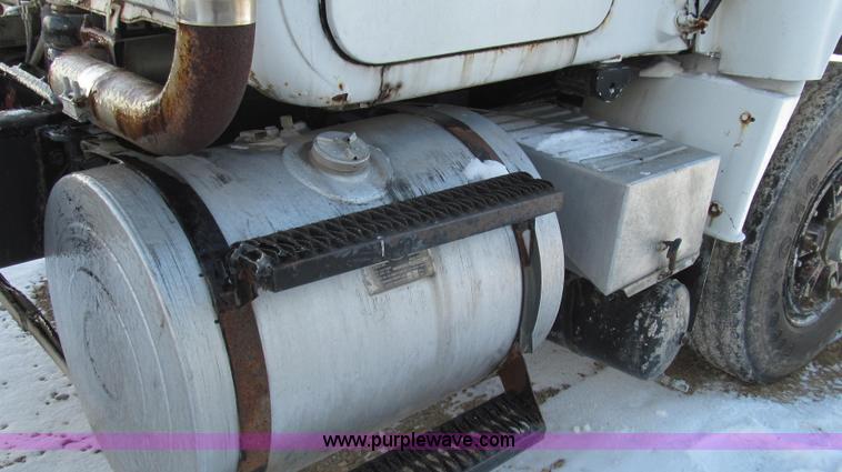 image for item E3653 1978 Mack RS600L semi truck