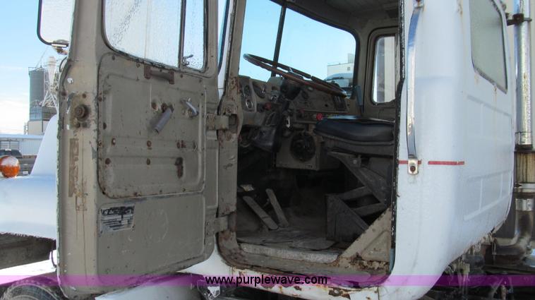image for item E3653 1978 Mack RS600L semi truck