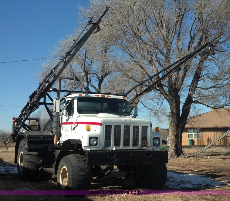 image for item E8354 1990 International 2554 floater applicator