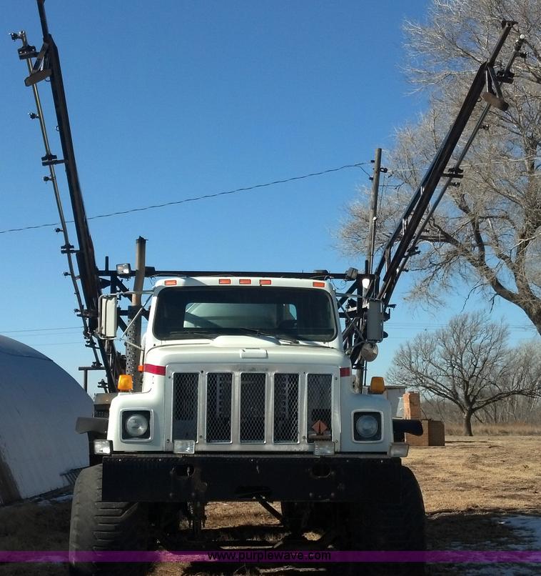 image for item E8354 1990 International 2554 floater applicator