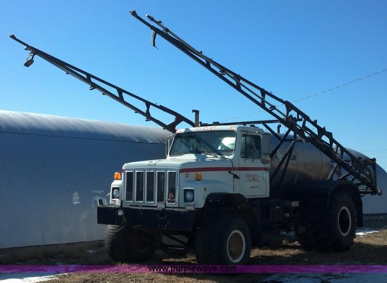 image for item E8354 1990 International 2554 floater applicator