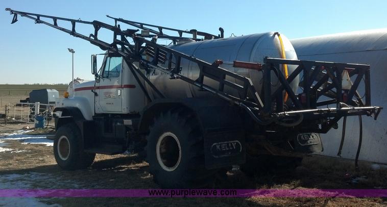 image for item E8354 1990 International 2554 floater applicator