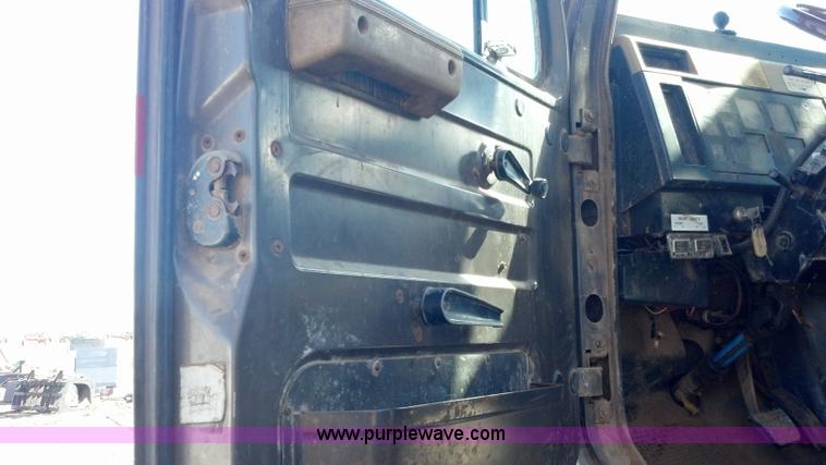 image for item E8354 1990 International 2554 floater applicator