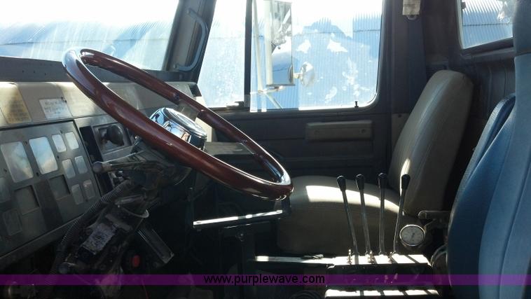 image for item E8354 1990 International 2554 floater applicator