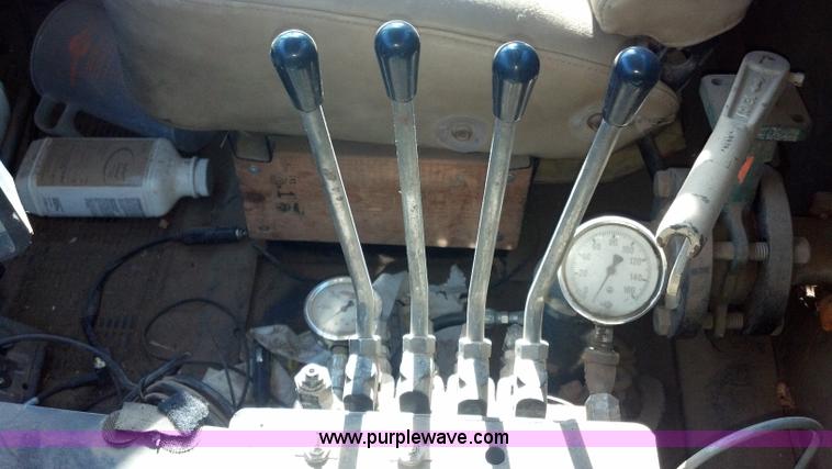 image for item E8354 1990 International 2554 floater applicator