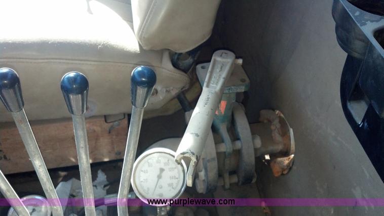 image for item E8354 1990 International 2554 floater applicator