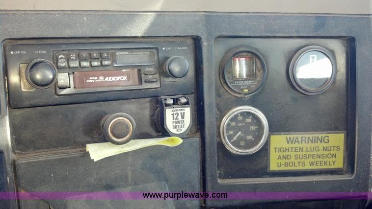 image for item E8354 1990 International 2554 floater applicator