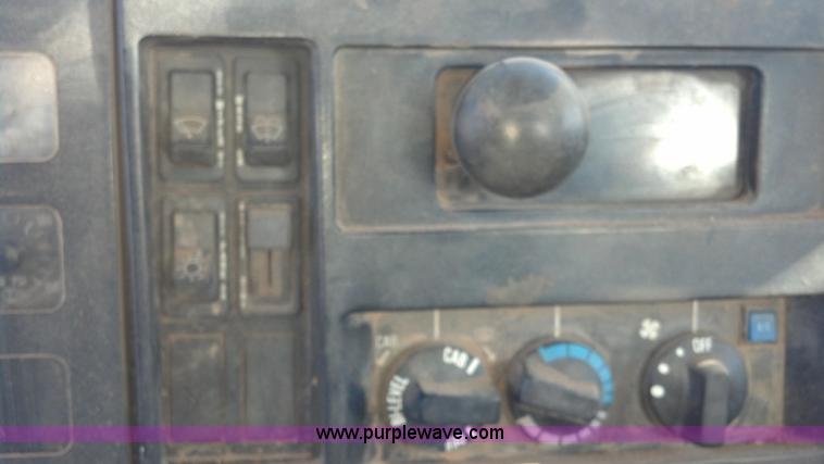 image for item E8354 1990 International 2554 floater applicator