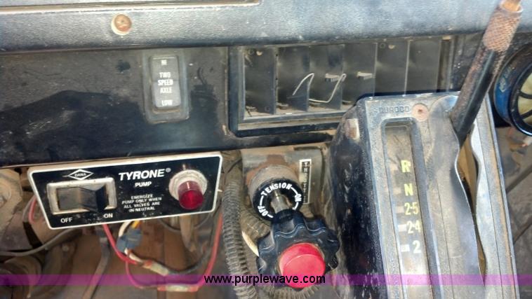 image for item E8354 1990 International 2554 floater applicator