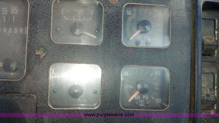 image for item E8354 1990 International 2554 floater applicator