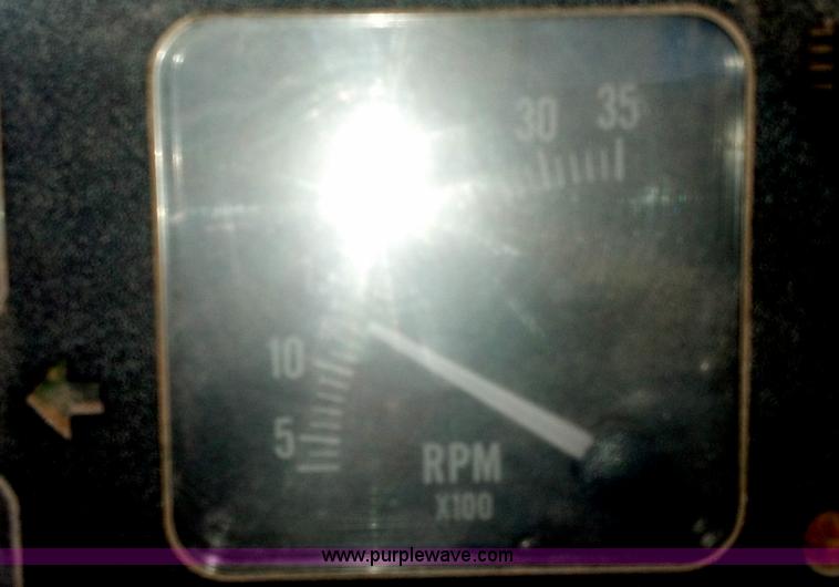 image for item E8354 1990 International 2554 floater applicator