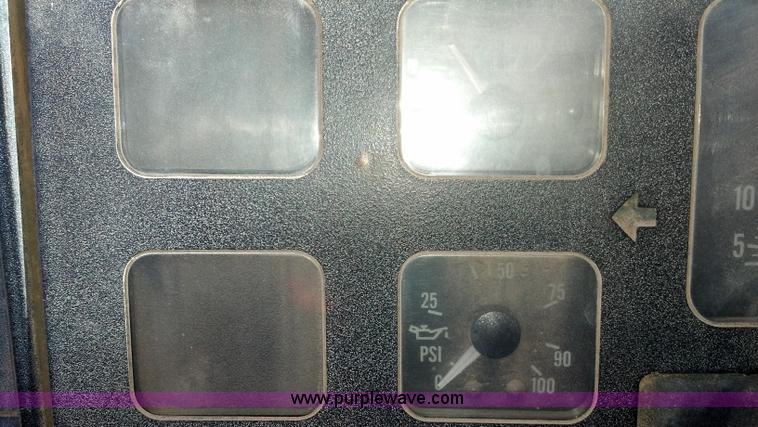 image for item E8354 1990 International 2554 floater applicator