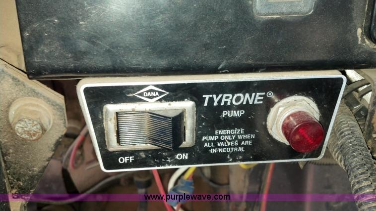 image for item E8354 1990 International 2554 floater applicator