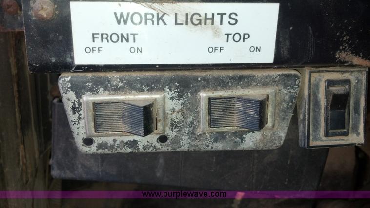 image for item E8354 1990 International 2554 floater applicator