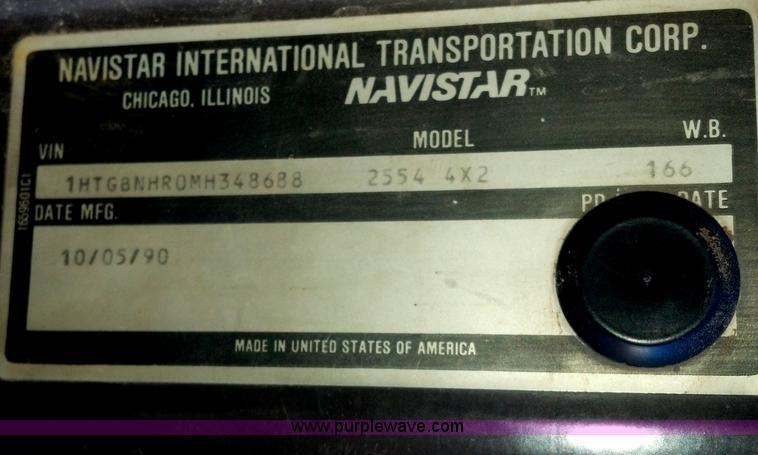 image for item E8354 1990 International 2554 floater applicator