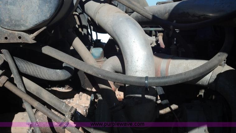 image for item E8354 1990 International 2554 floater applicator