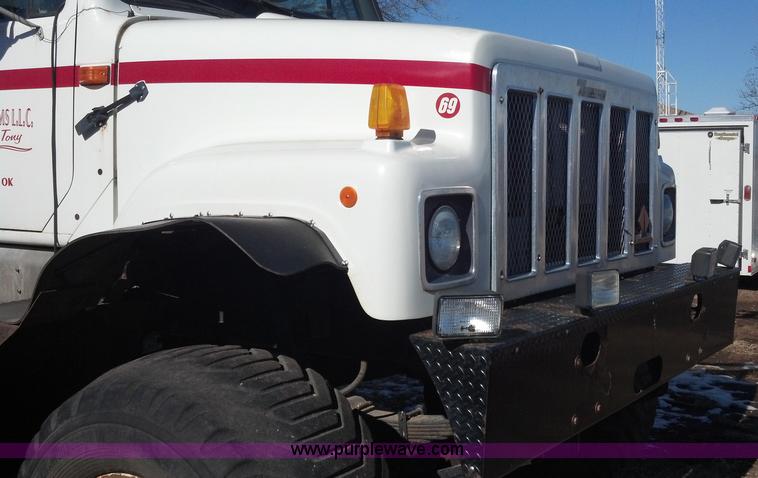 image for item E8354 1990 International 2554 floater applicator