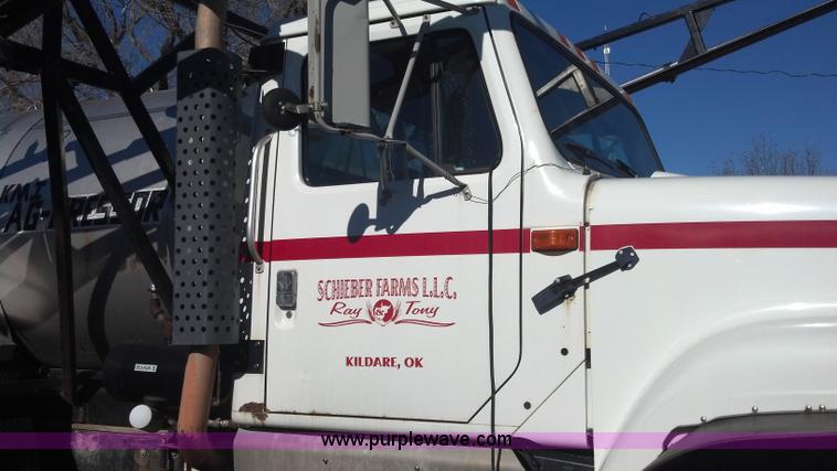 image for item E8354 1990 International 2554 floater applicator