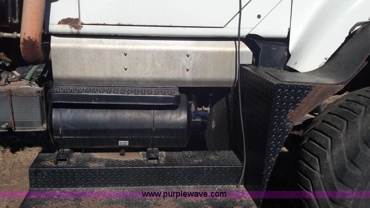 image for item E8354 1990 International 2554 floater applicator