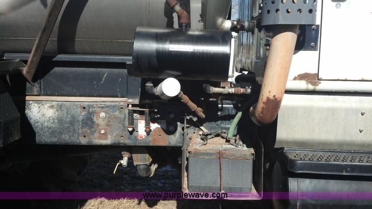 image for item E8354 1990 International 2554 floater applicator