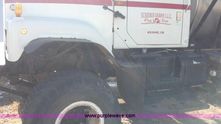 image for item E8354 1990 International 2554 floater applicator