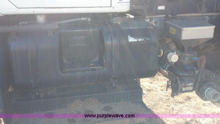 image for item E8354 1990 International 2554 floater applicator